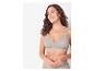 Une femme porte un bralette beige avec de la dentelle et des sous-vêtements assortis.