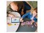Un homme et un enfant construisent des LEGO, suivant les instructions sur une tablette.