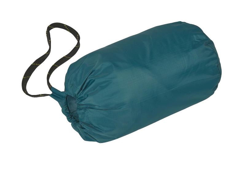 Un sac de couchage vert dans son sac de rangement.