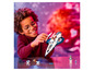Un enfant construit un vaisseau spatial Lego.