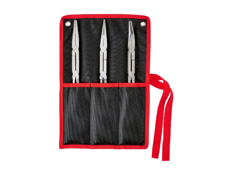 Trois pinces dans une pochette en tissu noir et rouge