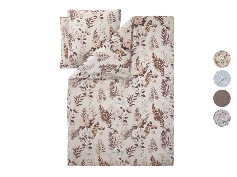 Parure de lit avec motif floral beige et marron, incluant taies d'oreiller et housse de couette.