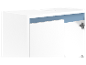 Détail d'une armoire blanche avec portes ouvertes, révélant un intérieur bleu.