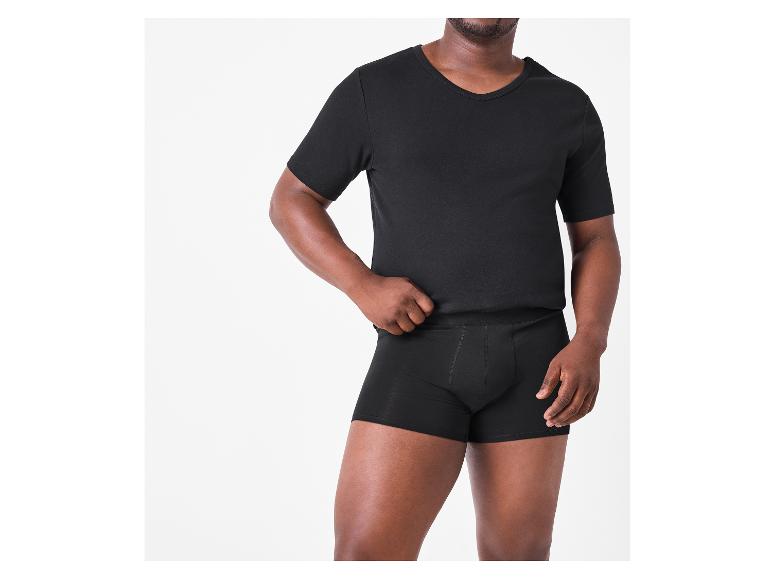 Homme en t-shirt noir col en V et caleçon noir.