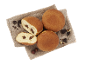 Beignets fourrés au chocolat et noisettes sur un torchon en lin.