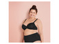 Une femme portant un soutien-gorge et une culotte noirs.