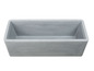 Un pot de fleurs en béton gris.