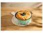 Gâteau Bundt doré dans un moule vert menthe sur une planche à découper en marbre.
