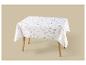 Nappe blanche à motif floral sur une table en bois