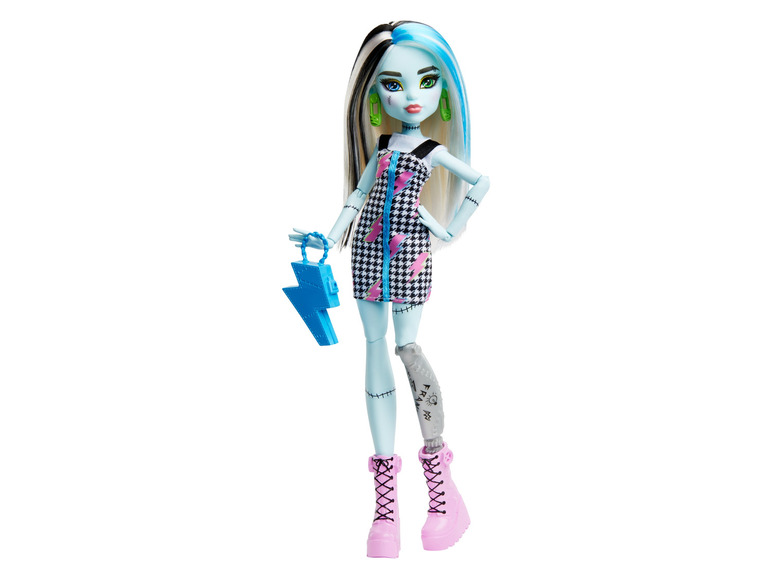 Poupée Monster High avec des cheveux bleus, une robe à carreaux noir et blanc et des bottes roses.