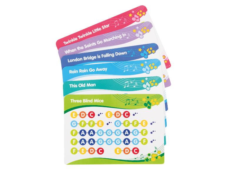 Pile de cartes musicales colorées avec titres de chansons et motifs de notes