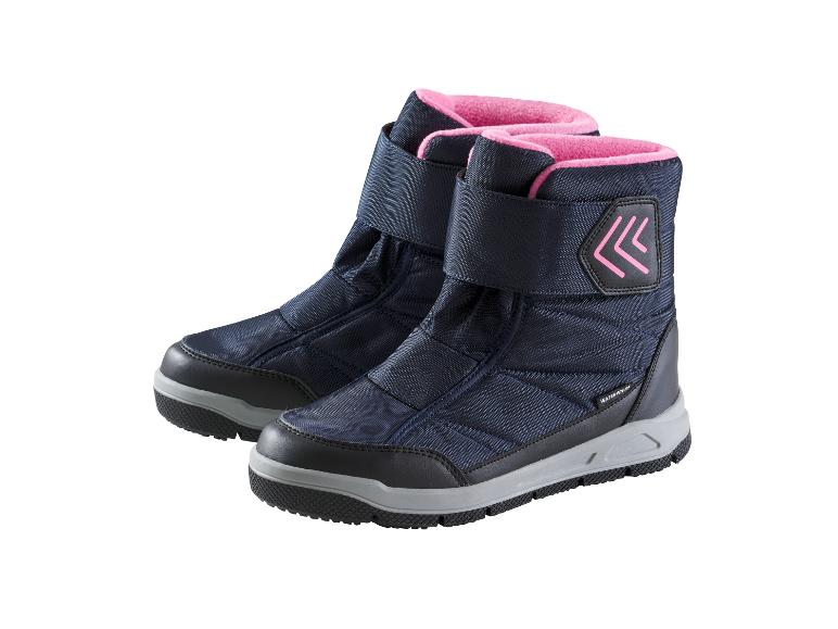 Une paire de bottes d'hiver bleu foncé avec doublure rose et semelles noires.
