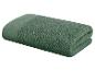 Une serviette de bain vert foncé pliée.