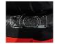Détail d'un sac de sport noir avec des détails rouges et un logo.