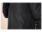 Gros plan sur une chemise noire à boutons texturée.