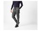 Homme en pull bleu foncé et pantalon cargo gris avec des mocassins noirs.