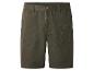 Short homme vert olive avec poches et bouton en bois.