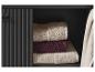 Serviettes pliées dans des tons beige et bordeaux dans une armoire sombre.