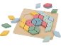 Puzzle en bois avec des pièces en forme de losange de différentes couleurs pastel.