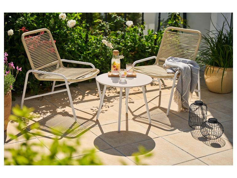 Deux chaises de jardin beiges et une table basse blanche avec des boissons sur la terrasse.