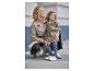 Une femme et une fille portant des trenchs beiges et des baskets blanches.