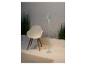 Lampe sur pied et fauteuil design moderne, ambiance chaleureuse.
