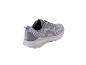 Une chaussure de course grise avec un logo blanc et des lacets gris.