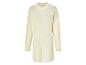 Un pull blanc en maille pour femme à manches longues.
