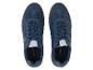Des baskets en daim bleu avec des semelles marron