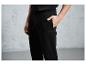 Pantalon de survêtement noir avec un logo brodé.