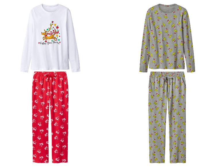 Deux ensembles de pyjamas de Noël : un blanc avec des rennes rouges et un gris avec le Grinch.