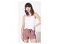 Haut blanc et shorts rose poudré : vêtements décontractés pour femme.
