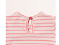 Le dos d'un t-shirt rose à rayures avec un bouton.