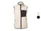 Gilet polaire crème avec bordures et poches noires, et tirettes de zip orange.