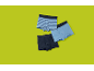 Trois boxers pour garçons dans des tons bleus sur fond vert lime.