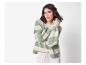 Femme en pull rayé vert et blanc.