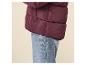 Doudoune bordeaux pour femme et jean.