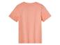 Un t-shirt rose à manches courtes