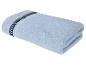 Serviette de bain bleu clair avec motif rayé décoratif