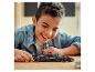 Un enfant joue avec une voiture de course LEGO Mercedes-AMG Petronas Formula One™ Team.