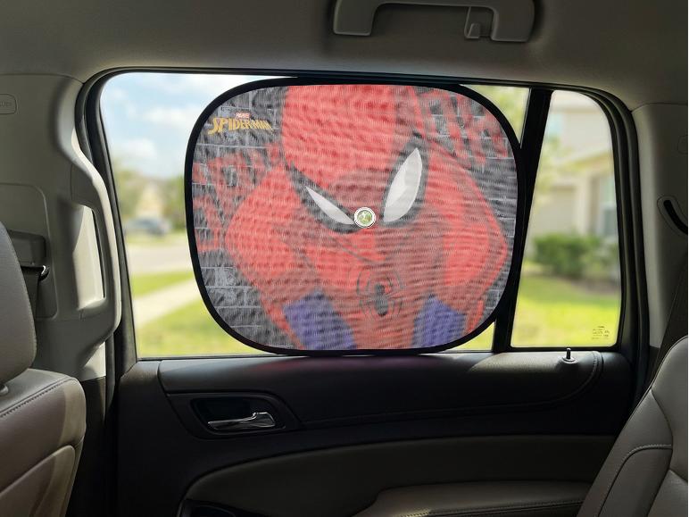 Pare-soleil de voiture Spider-Man sur une vitre de voiture, vu de l'intérieur.