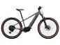 Un vélo de montagne électrique gris avec des pneus Maxxis et des composants Shimano.