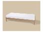 Lit simple en bois avec matelas blanc sur fond beige.