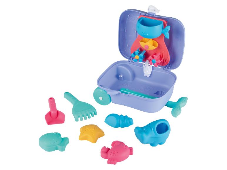 Jouet de plage : seau, pelle, râteau et figurines marines dans une valise.