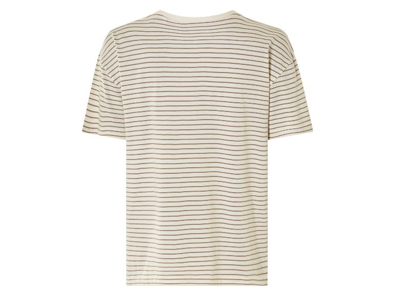 T-shirt blanc à rayures marrons.