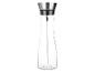 Carafe en verre avec verseur en acier inoxydable.