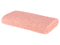 Une serviette de bain rose clair est pliée.