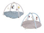 Deux tapis d'éveil pour bébé avec des thèmes et des jouets différents.