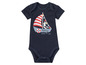 Une grenouillère bleu marine pour bébé avec un motif de voilier et de mouette.