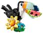 Une figurine de toucan LEGO Creator 3-en-1, avec une tranche de pastèque et une fleur.